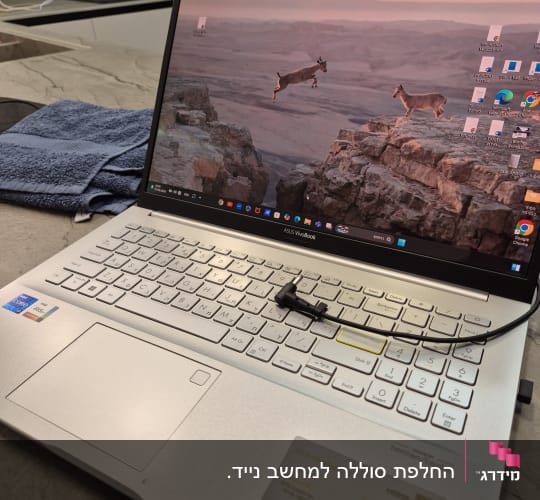 מחשב נייד ASUS VivoBook עם מסך פתוח על שולחן